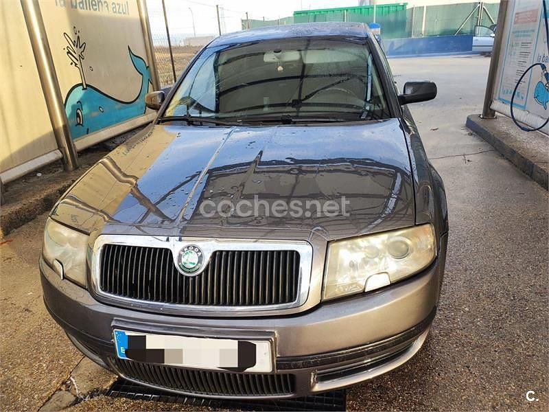 Gris / plata Usado 2002 Skoda Superb Elegance Berlina | 3100 € - Imagen 1/4