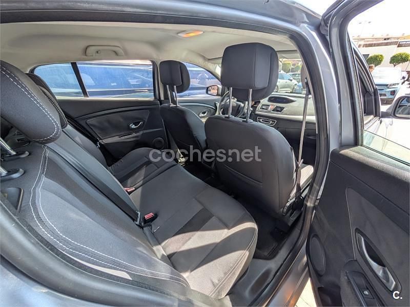Usado Renault Mégane Dynamique 110 CV (80 kW) 2009 Gris / plata Berlina
