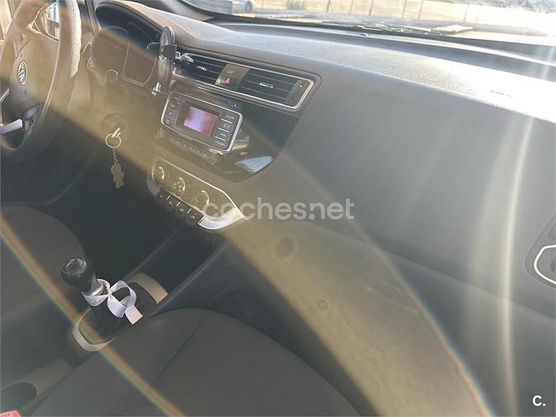 Negro Usado 2016 Kia Rio Berlina | 7600 € (Buen precio) - Imagen 1/4