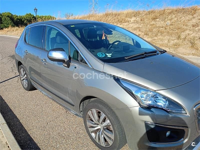 Usado Peugeot 3008 Access 120 CV (88 kW) 2015 Beige Familiar