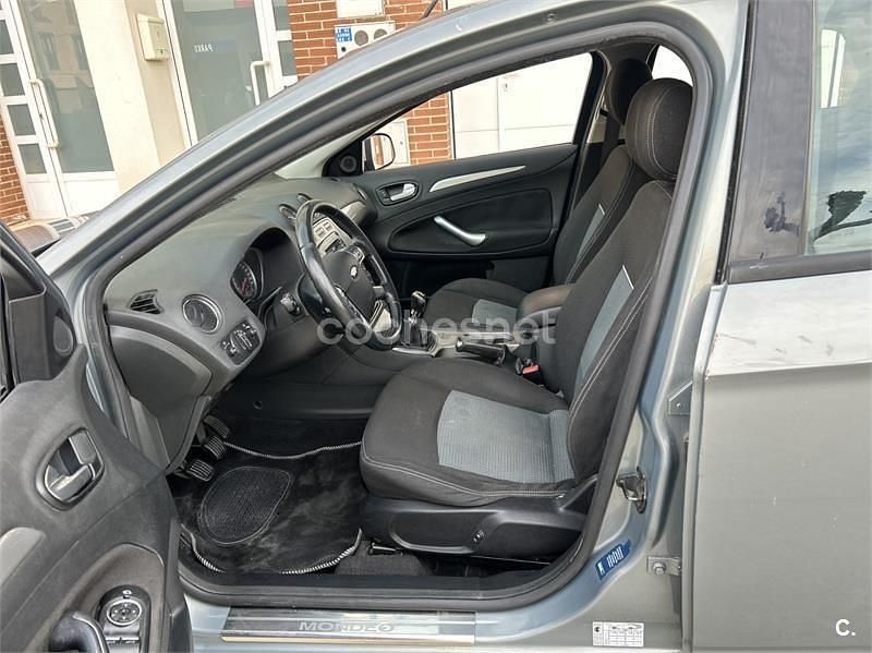 Usado Ford Mondeo Ghia 140 CV (102 kW) 2009 Gris / plata Berlina