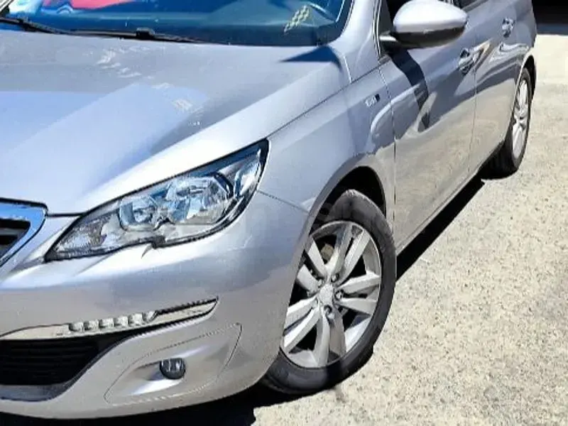 Usado Peugeot 308 SW Active 130 CV (95 kW) 2016 Gris / plata Familiar