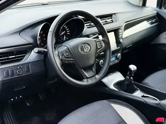 Käytetty Toyota Avensis Advance 147 HP (108 kW) 2017 Harmaa Sedan