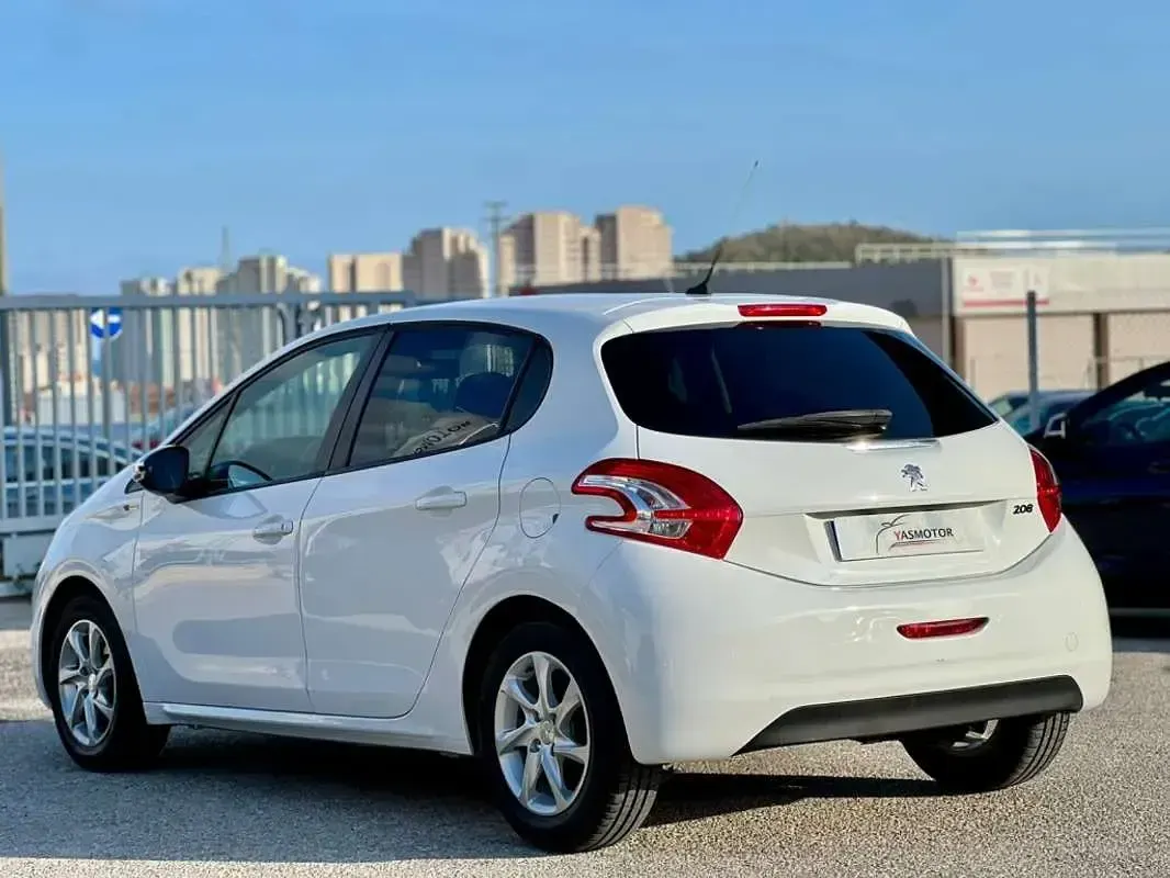 Usado Peugeot 208 Access 82 CV (60 kW) 2015 Blanco Utilitario