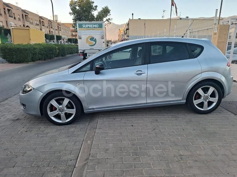 Usado Seat Leon Reference 140 CV (102 kW) 2005 Gris / plata Berlina