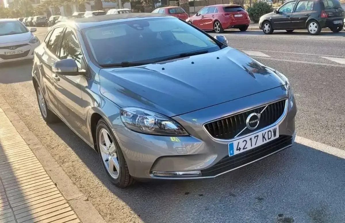 Usado Volvo V40 Kinetic 150 CV (110 kW) 2017 Gris Utilitario