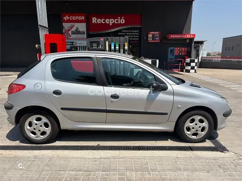 Usado Peugeot 206 75 CV (55 kW) 2001 Blanco Berlina