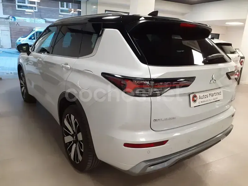 Usado Mitsubishi Outlander P-HEV 306 CV (225 kW) 2025 Blanco SUV