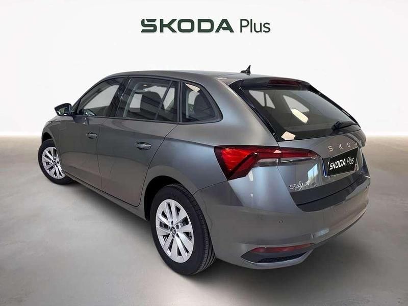 Usado Skoda Scala Essence 116 CV (85 kW) 2025 Gris Utilitario