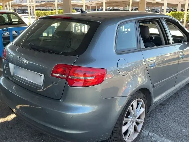 Usado Audi A3 Sportback Ambition 140 CV (102 kW) 2011 Gris / plata Utilitario