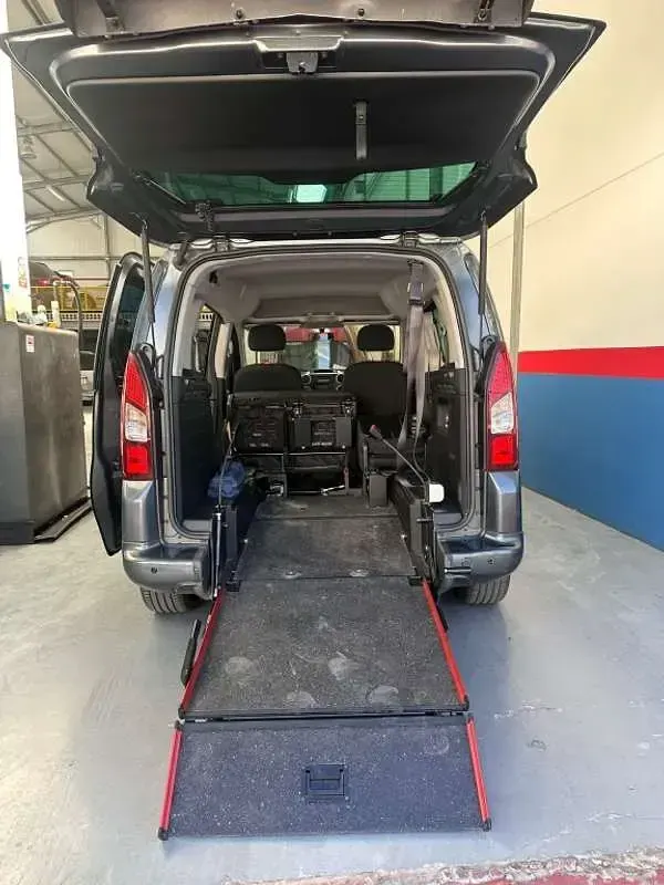 Usado Peugeot TePee 99 CV (72 kW) 2017 Gris Van