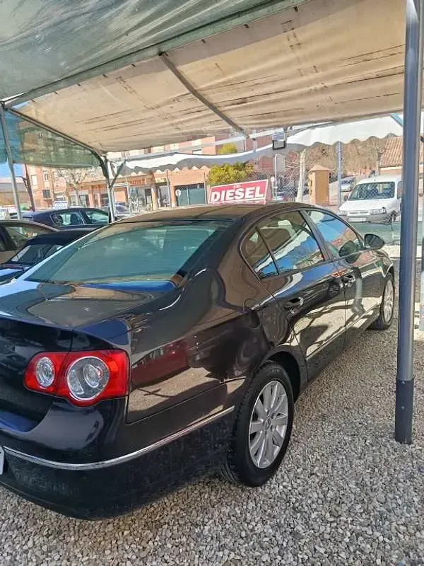 Usado VW Passat Sportline 140 CV (102 kW) 2005 Negro Berlina