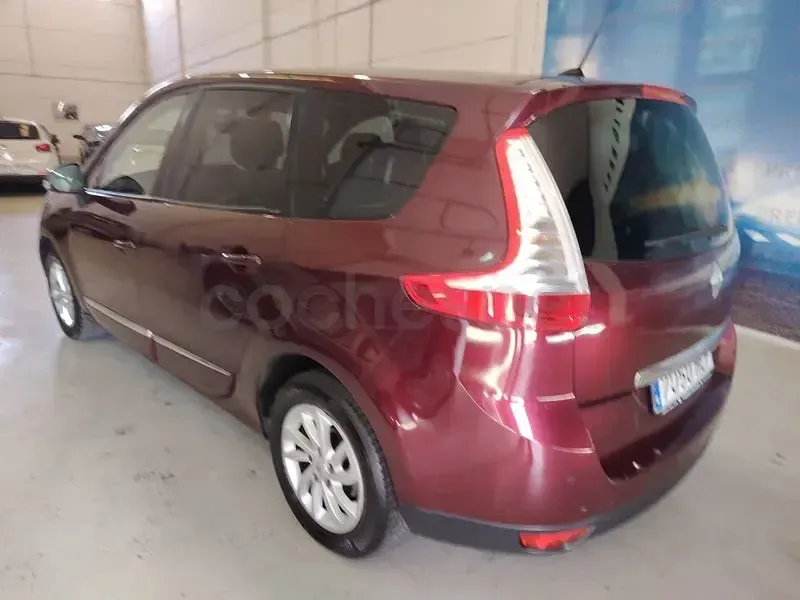 Usado Renault Grand Scénic III Expression 110 CV (80 kW) 2012 Violeta / lila Monovolumen
