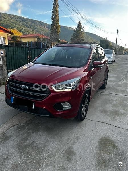 Usado Ford Kuga ST-Line 150 CV (110 kW) 2019 Granate SUV