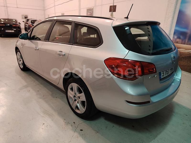 Usado Opel Astra Excellence 110 CV (80 kW) 2012 Gris / plata Familiar