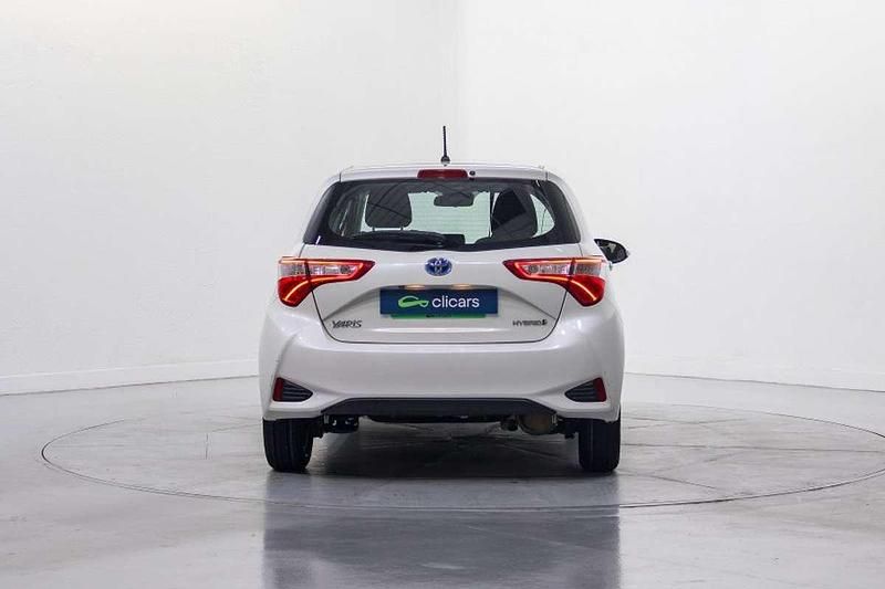 Usado Toyota Yaris Hybrid Active 75 CV (55 kW) 2018 Blanco Berlina