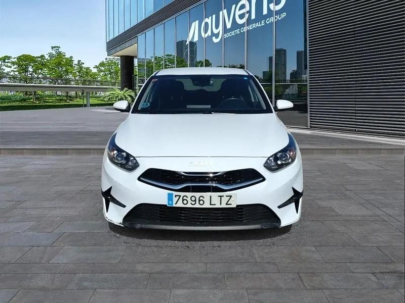 Używany Kia Ceed 101 KM (74 kW) 2021 Biały Hatchback