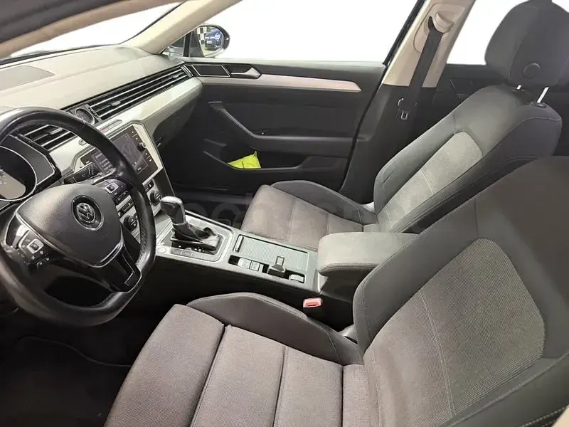 Usado VW Passat Sportline 150 CV (110 kW) 2019 Negro Familiar