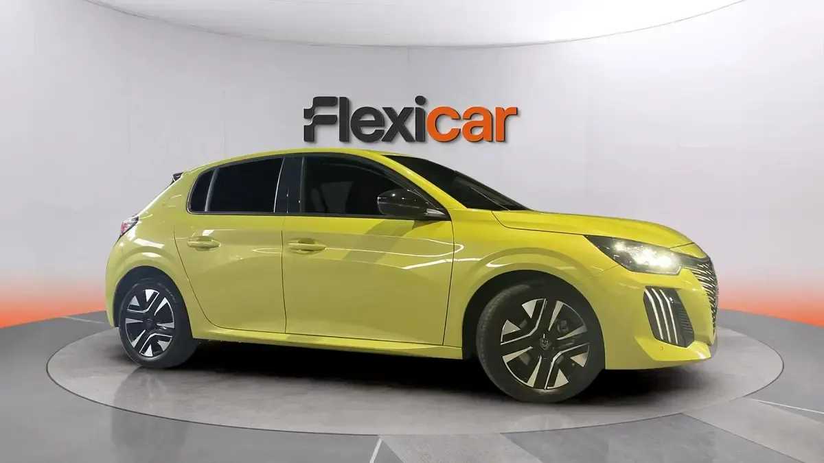 Usado Peugeot 208 Allure 101 CV (74 kW) 2025 Amarillo Utilitario