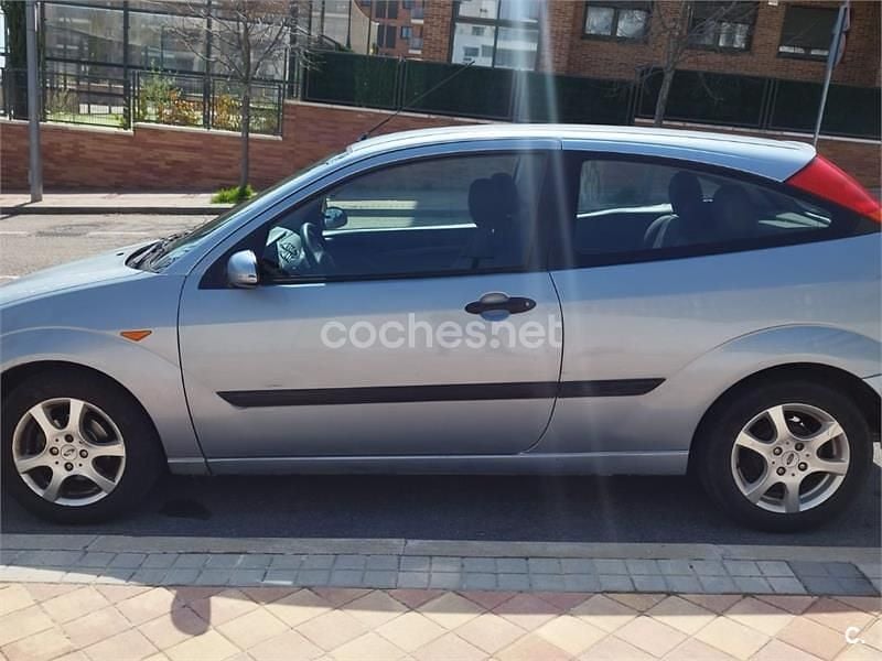 Begagnad Ford Focus Trend 100 HK (73 kW) 2004 Blå Sedan