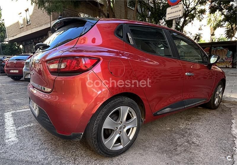 Usado Renault Clio IV Authentique 75 CV (55 kW) 2016 Rojo Berlina