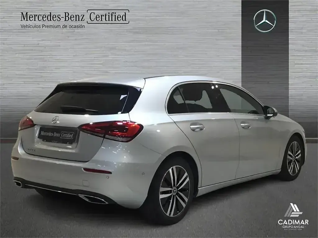 Usado Mercedes A180 Progressive 116 CV (85 kW) 2022 Gris / plata Berlina
