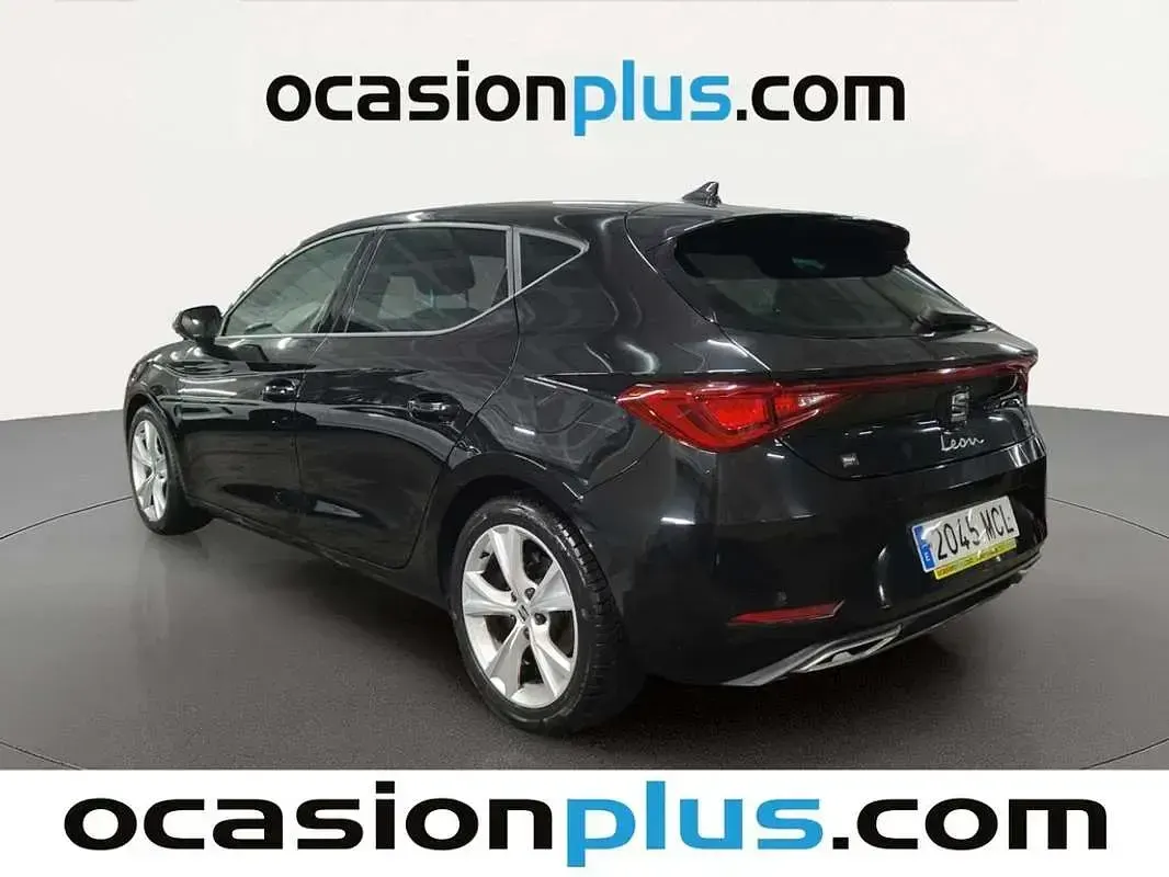Usado Seat Leon FR 110 CV (80 kW) 2022 Negro Utilitario