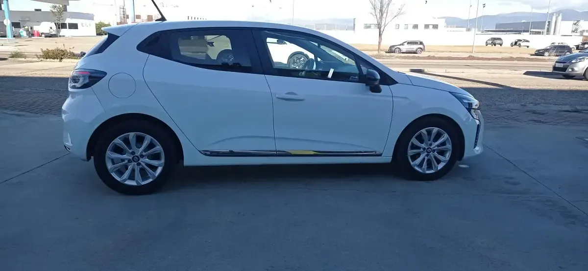 Usado Renault Clio Evolution 100 CV (73 kW) 2024 Blanco Utilitario