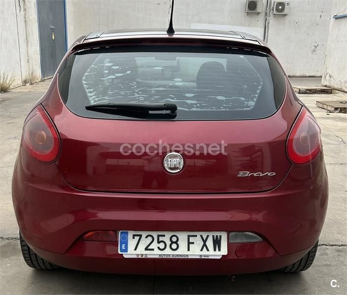 Usado Fiat Bravo Dynamic 120 CV (88 kW) 2007 Granate Utilitario
