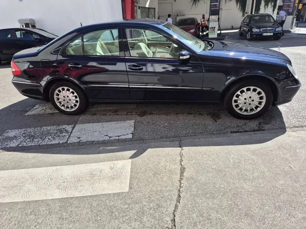 Usado Mercedes E240 177 CV (130 kW) 2004 Azul Berlina