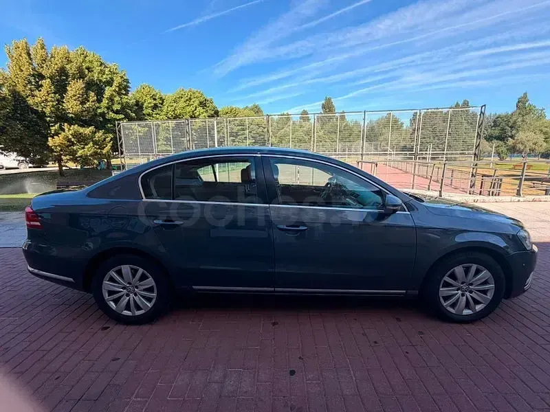 Usado VW Passat 105 CV (77 kW) 2011 Gris / plata Familiar