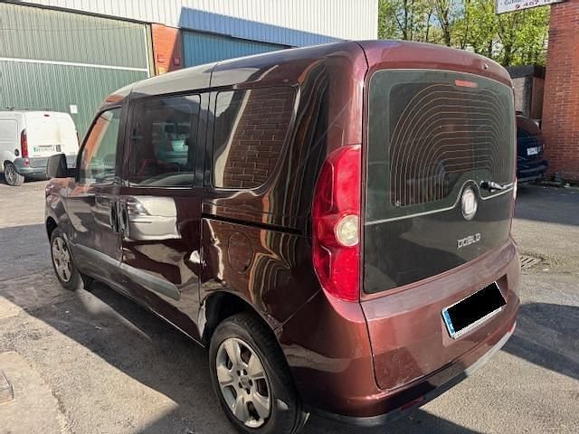 Usado Fiat Doblò Dynamic 90 CV (66 kW) 2011 Burdeos Monovolumen