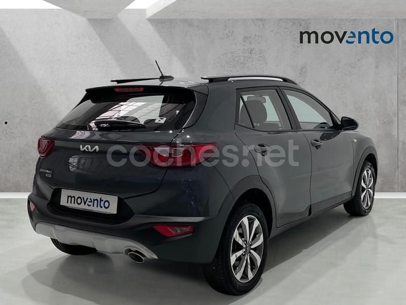 Usado Kia Stonic 100 CV (73 kW) 2021 Gris / plata SUV