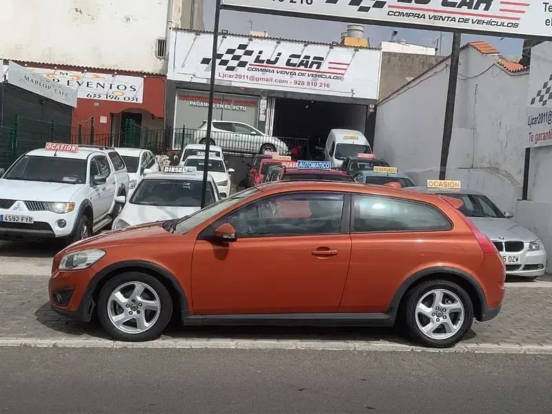 Usado Volvo C30 Momentum 109 CV (80 kW) 2010 Naranja Utilitario