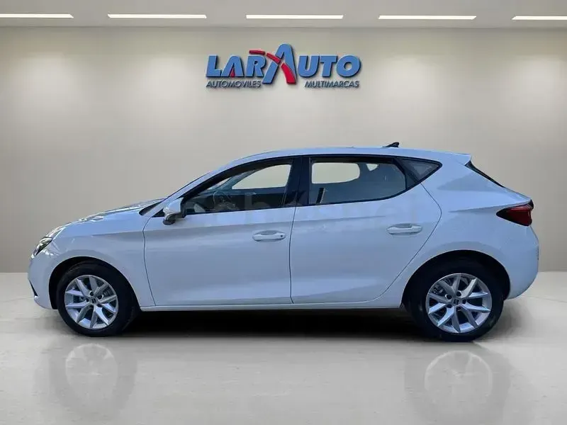 Usado Seat Leon Reference 150 CV (110 kW) 2021 Blanco Berlina