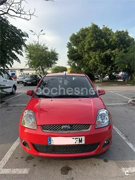 Usado Ford Fiesta Trend 80 CV (58 kW) 2008 Rojo Utilitario