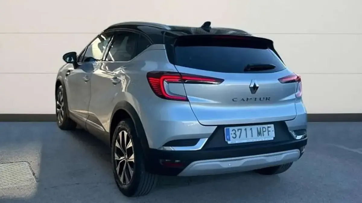 Usado Renault Captur Techno 90 CV (66 kW) 2024 Gris SUV