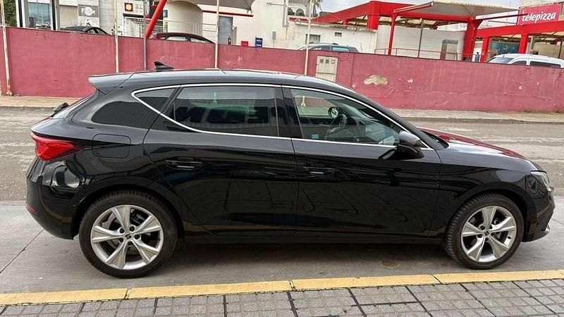 Usado Seat Leon Style 116 CV (85 kW) 2025 Negro Utilitario