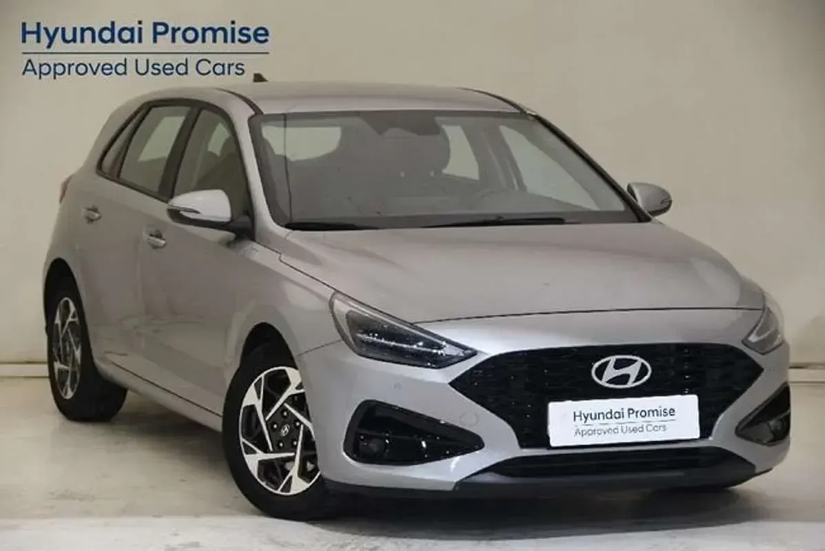 Usado Hyundai i30 101 CV (74 kW) 2025 Plateado Utilitario