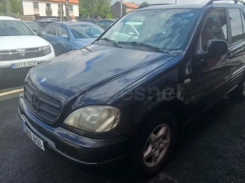 Usado Mercedes ML270 163 CV (119 kW) 2002 Negro SUV
