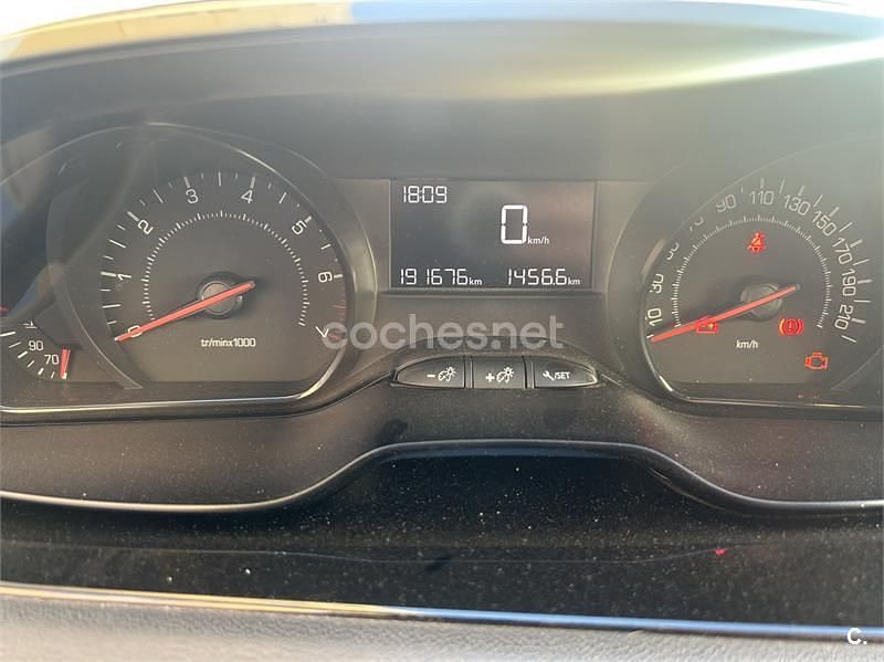 Usado Peugeot 208 Access 82 CV (60 kW) 2016 Gris / plata Utilitario