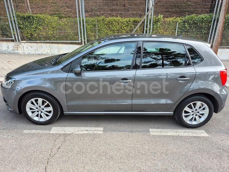 Gris / plata Usado 2015 VW Polo Advance Berlina | 7500 € (Buen precio) - Imagen 1/4
