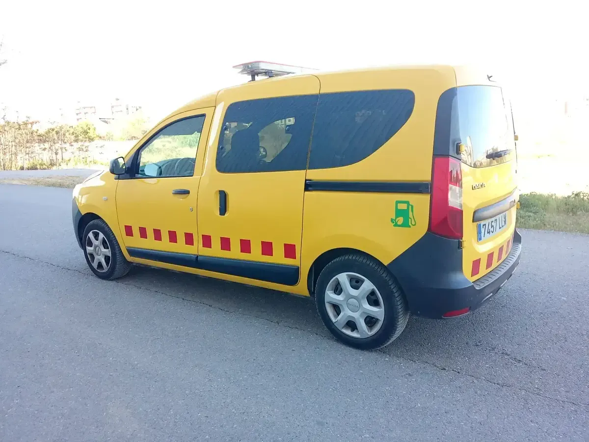 Usado Dacia Dokker Essentiel 107 HP (78 kW) 2020 Amarelo Monovolume