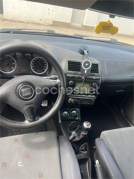 Usado Seat Cordoba Sport 110 CV (80 kW) 2000 Gris / plata Berlina