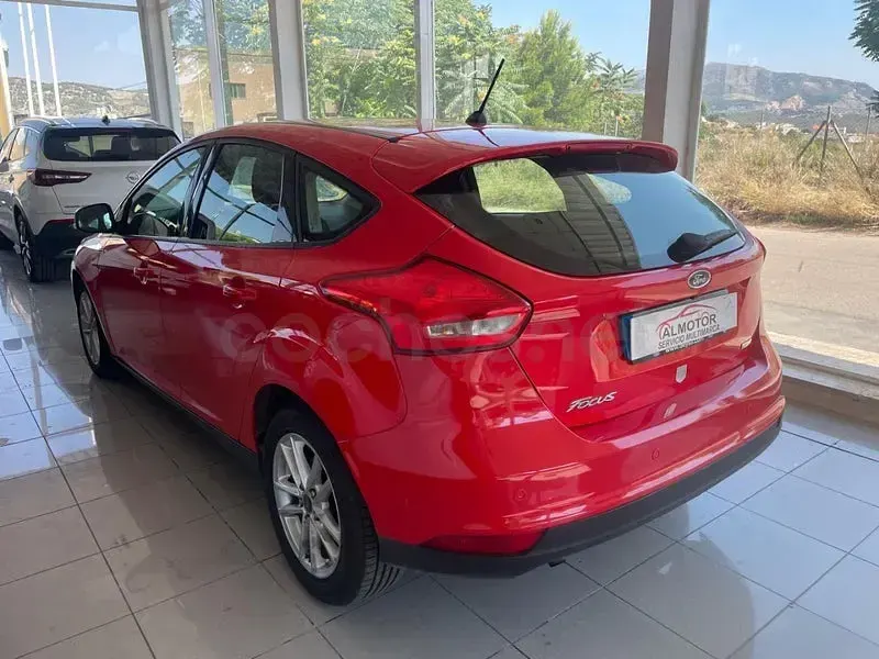 Usado Ford Focus Trend 125 CV (91 kW) 2018 Rojo Berlina