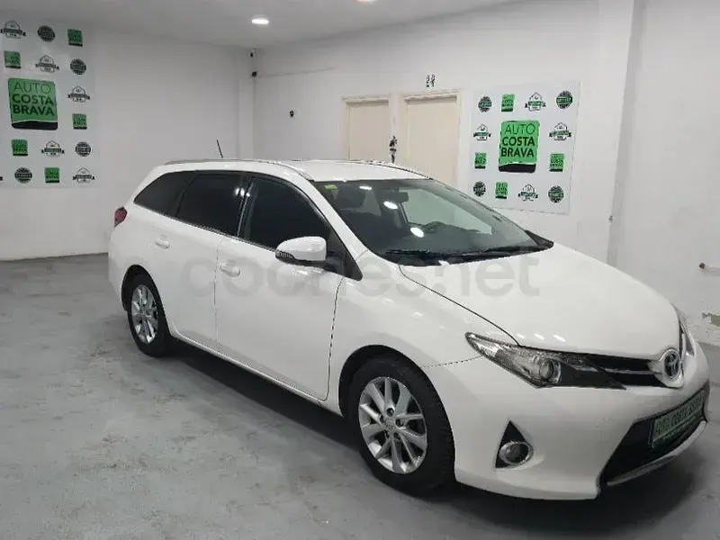 Usado Toyota Auris Active 132 CV (97 kW) 2014 Blanco Familiar