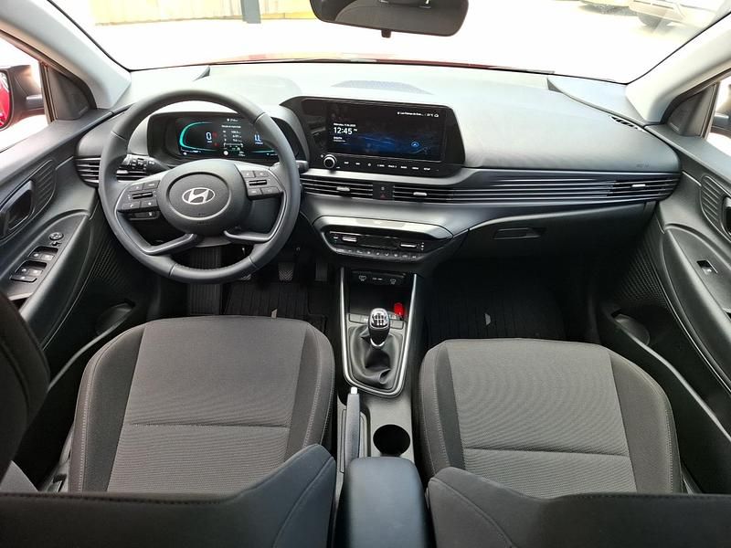 Usado Hyundai Bayon Blackline 100 CV (73 kW) 2025 Rojo dragon (techo negro) SUV