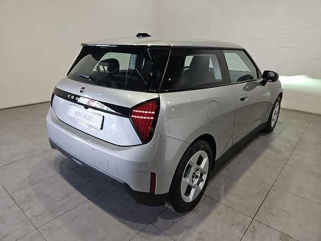 Usado Mini Cooper SE 160 kW (218 CV) 2024 Gris plata Utilitario