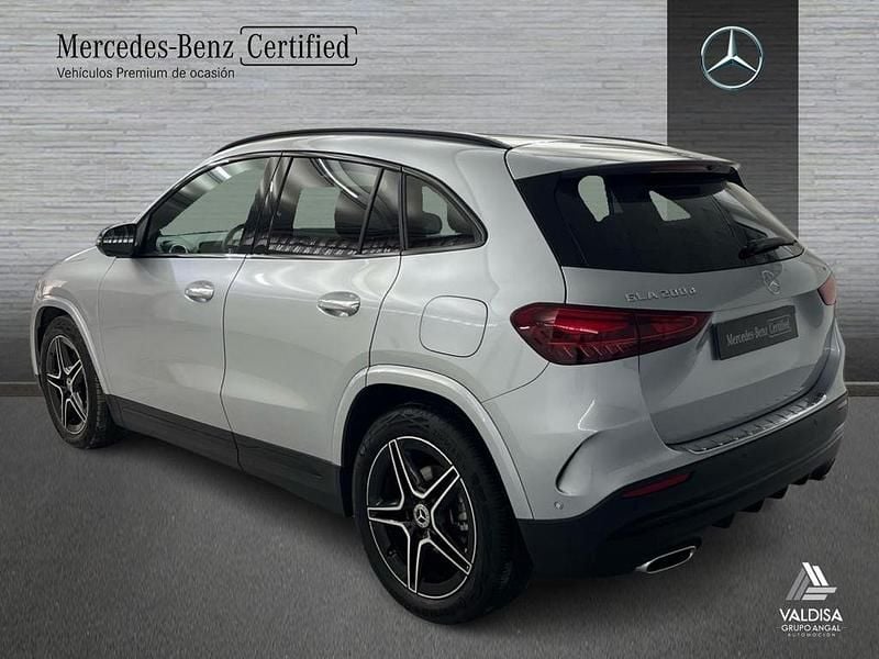 Usado Mercedes GLA200 AMG line 150 CV (110 kW) 2025 Gris / plateado SUV