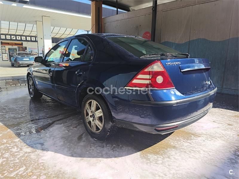Usado Ford Mondeo Trend 115 CV (84 kW) 2004 Azul Berlina